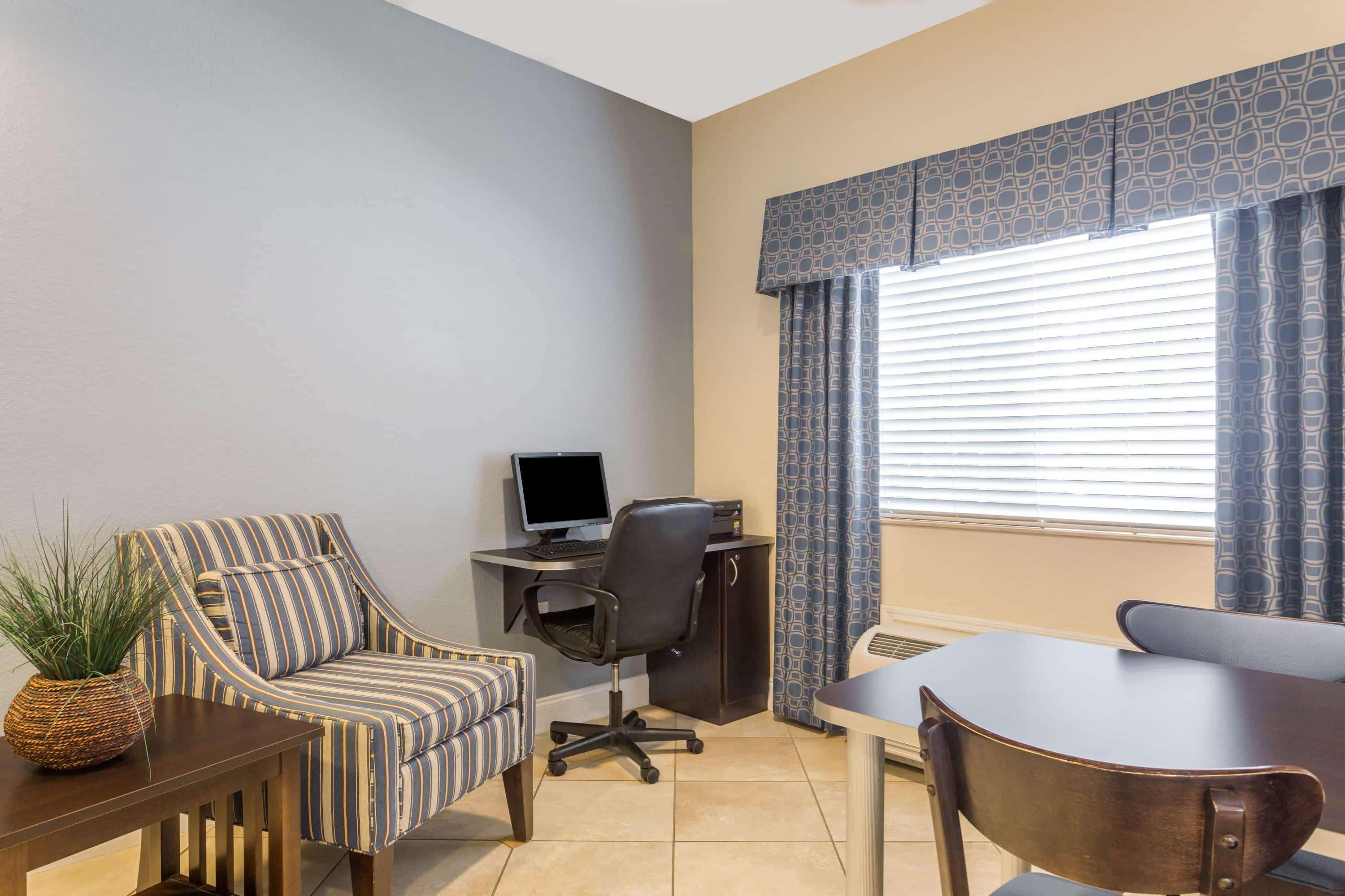 Microtel Inn & Suites By Wyndham Spring Hill/Weeki Wachee Exterior photo
